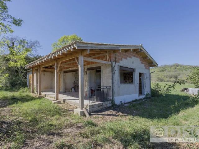 Bâtisse partiellement rénové avec beau terrain et situation. 100m² Varen
