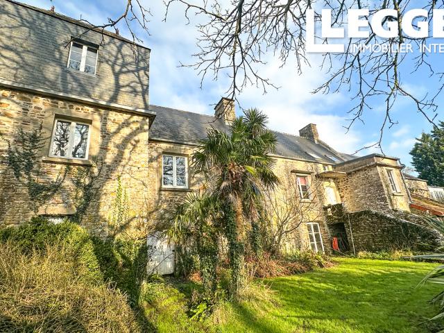 Batiste historique du début du 17ème siècle avec 10 chambres. Maison principale et gite dans 4 hectares
