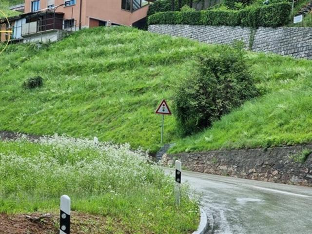 BAUWÄRTER GRUNDSTÜCK IM WALDGRÜNEN LUGANESE GEBIET