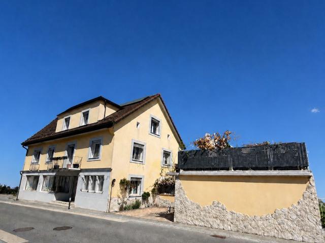 Bau von 2 Wohnungen, einem Geschäftsgebäude – 2 Schlafzimmer – 2 Parkplätze und einer Garage / Terrasse im Dorfzentrum