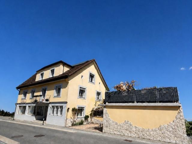 Bau von 2 Wohnungen, einem Geschäftsgebäude – 2 Schlafzimmer – 2 Parkplätze und einer Garage / Terrasse im Dorfzentrum