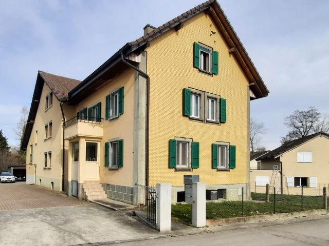 Bau von 4 Wohnungen mit Parkplätzen und großem Garten