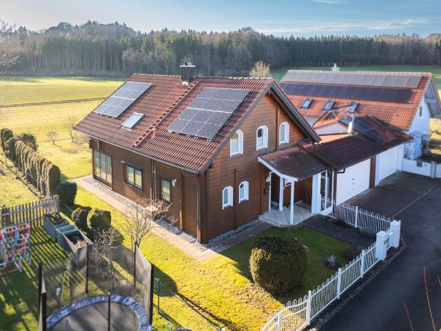 Baubiologisches Blockbohlen Massivhaus mit neuer PV Anlage in wunderbarer Ortsrandlage