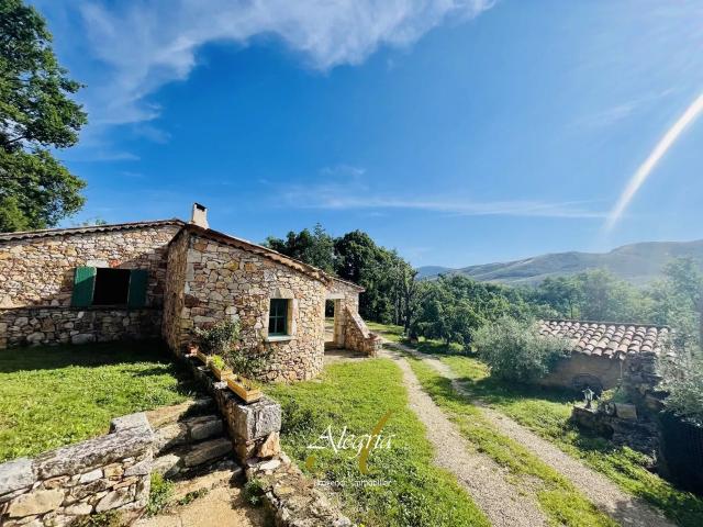 Bauduen. Belle propriété au calme, proche du Lac de Sainte C. 225m² Bauduen