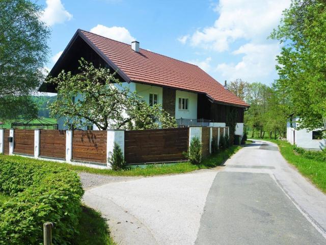 Bauernhaus mit Nebengebäude und Feldern in Durchham