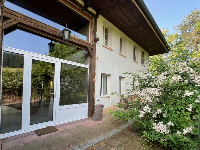 Bauernhaus, das in 2 geräumige Wohnungen umgewandelt wurde