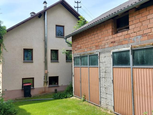 Bauernhof mit 4000 m² Garten, Garagen und Wirtschaftsgebäude in Oberösterreich