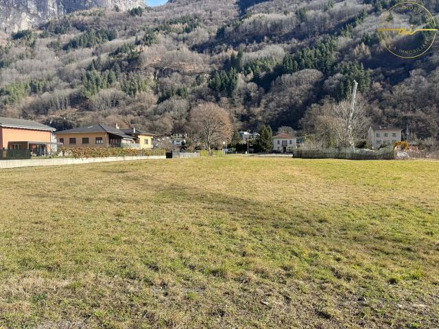 BAUGRUNDSTÜCK IM GRÜNEN IN OSOGNA