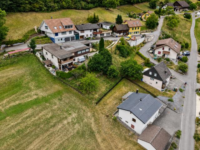 Bauland mit Neubauprojekt für vier Kleinhäuser an sonniger Waldrandlage