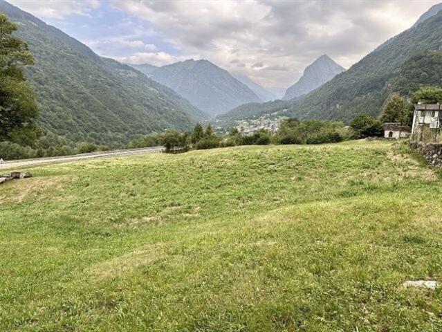 Bauland mit Rustico von 2085 m2 Fläche an sonniger Aussichtslage / Bauland mit Rustico