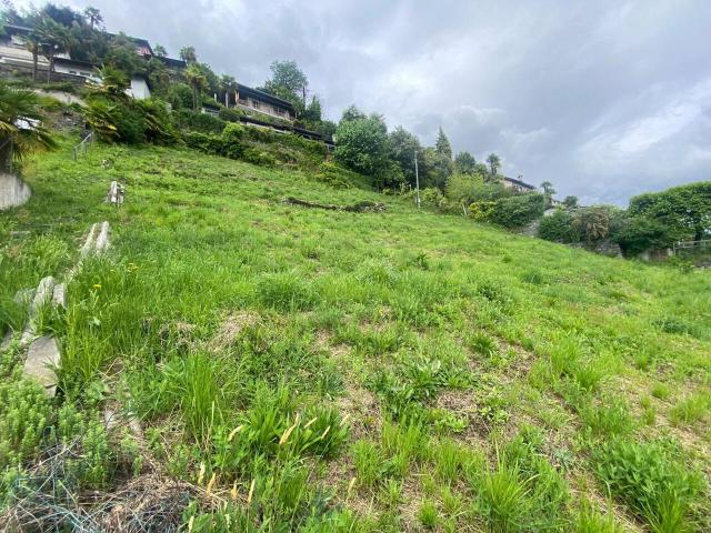 Baulandgrundstück lvon 1100 m2 Fläche in Zone R2 mit Seeblick /Building plot of 1100 m2 in Zone R 2 with lake view