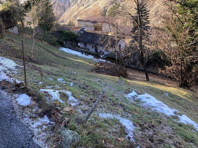 Baulandparzelle von 1097 m2 / Baugrundstück von 1097 m2