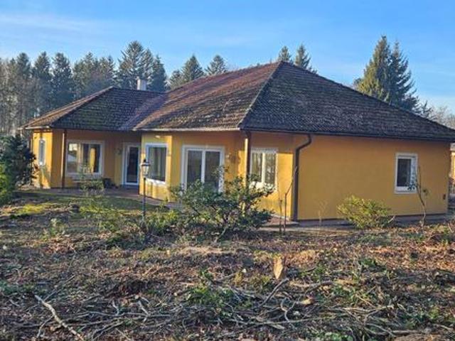 BAUMEISTERBUNGALOW IN FABELHAFTER WALDRANDLAGE