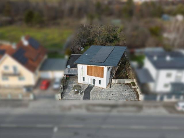 Baumeisterhaus in ökologischer Bauweise, Naturgarten, Photovoltaik