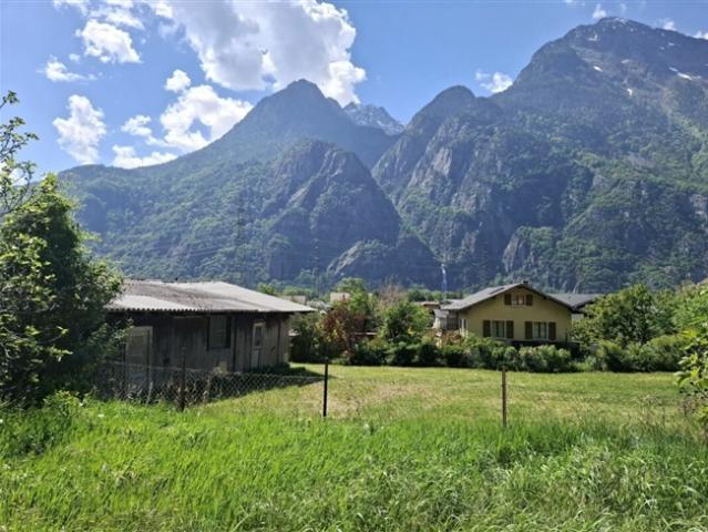 Baugrundstück mit zu sanierendem Bauernhaus