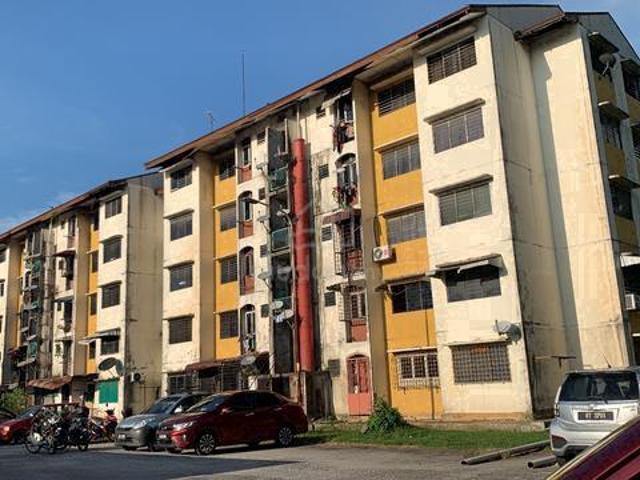 Bawah sekali block 75 PKNS Seksyen 24 Shah Alam 1 bilik sahaja