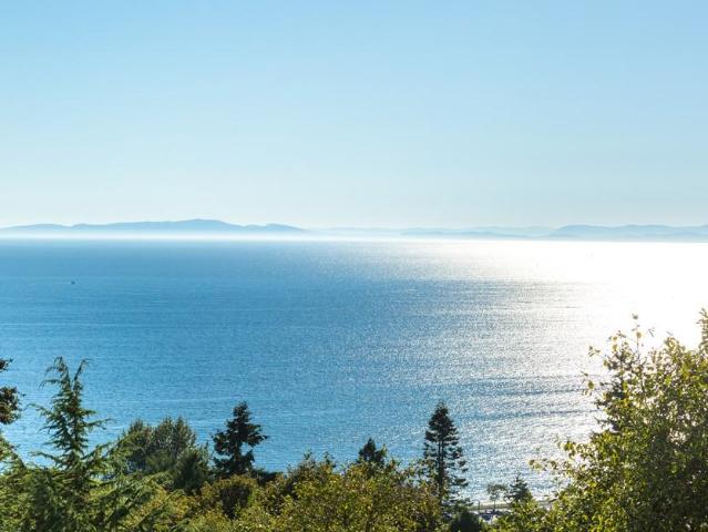 Bayview Gardens 1 Bedroom Apartment for Rent at 1371 Blackwood St, White Rock, BC V4B 3V2