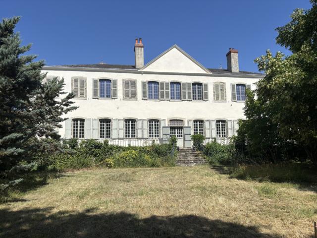 Bayet Demeure de caractère sur un terrain de 15 264 m2 ave