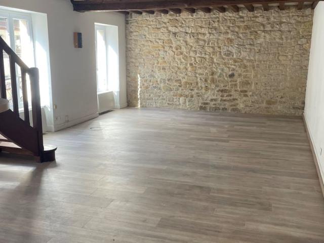 BAYEUX CENTRE, F3 1er étage en duplex, grand séjour pierres apparentes, cuisine aménagée, 2 chambres.