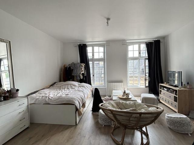 BAYEUX CENTRE TRES BEAU STUDIO 36 M2 IMMEUBLE HISTORIQUE RENOVE LIBRE le 12/09/2026