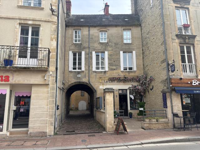 Bayeux, rue principale: F2 au 1er étage
