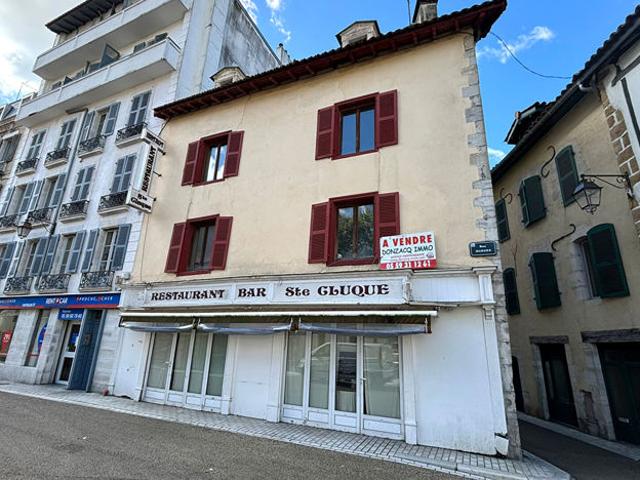 Bayonne coeur historique immeuble de 260 m² habitable dont 90 m2 local commercial