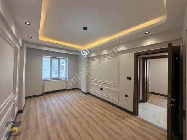 Bayrampaşa'da Lüks 3+1 Ebeveyn Banyolu Kiralık Ara Kat Daire