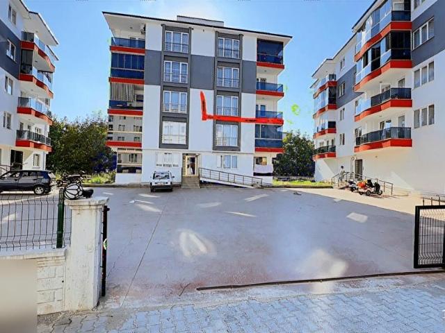 BAYRAK EMLAKTAN.MERKEZ MAH SİTE İÇİNDE DAİRE
