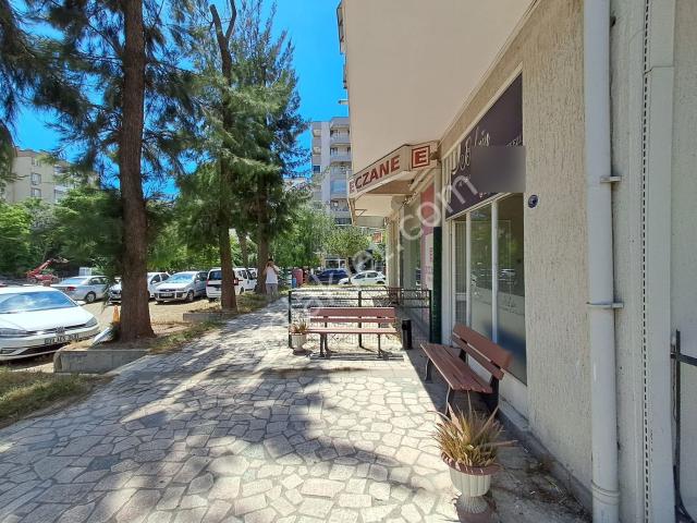 Bayraklı Mansuroğlu Mahallesi'nde Kiralık Dükkan