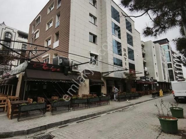 Bayraklı Adliye Binası Koşarak 20 Saniye Uzaklıkta.