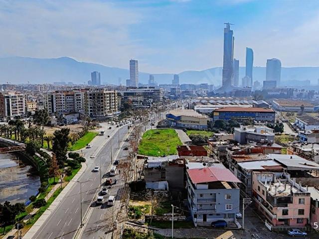 Bayraklı'da Satılık Gökdelen İmarlı 3,5 Emsal Satılık Arsa