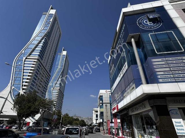 Bayraklı Folkart Tower Karşısı Cadde Üstü Komple Bina