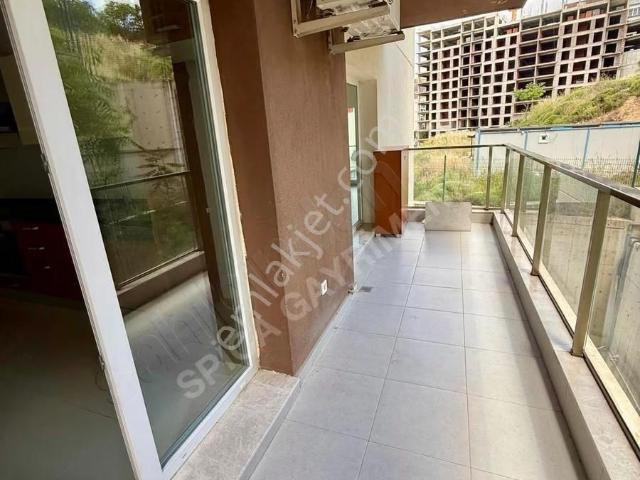 Bayraklı Havuzlu Sitede Deniz Manzaralı 3+1 Kiralık Daire