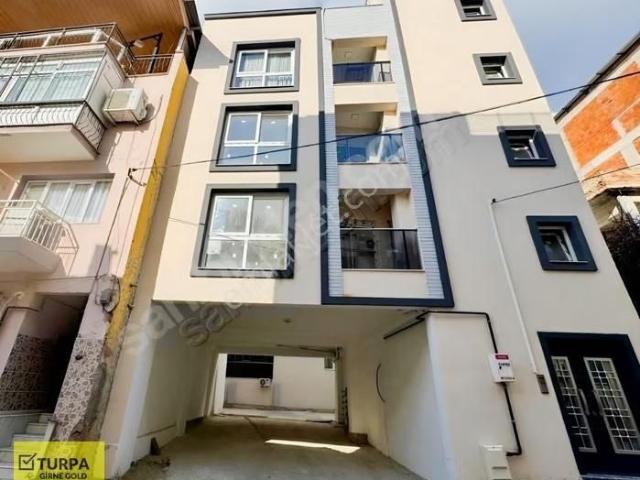 Bayraklı Çiçek Mahallesinde Satılık 2+1 Daire