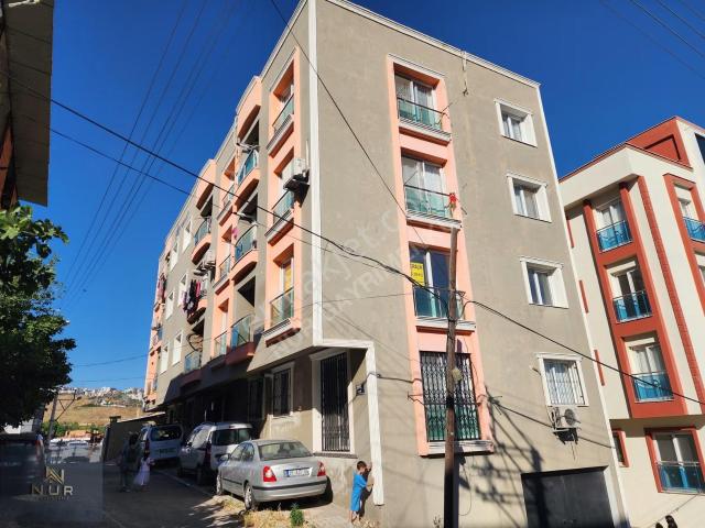 Bayraklı Refik Şevket'te 2+1 Kapalı Mutfak Kiralık Daire