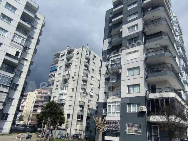 Bayraklı Soğukkuyuda Site İçinde Geniş Ferah Satılık 3+1 Daire