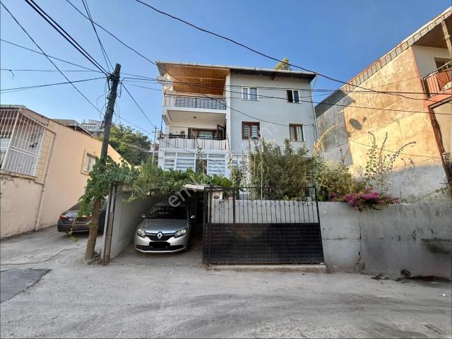 Bayraklı Yamanlar'da 3 Katlı Satılık Komple Bina