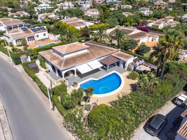 Bañada por la luz dorada del Mediterráneo y situada en una d. 260m² Jávea Xabia