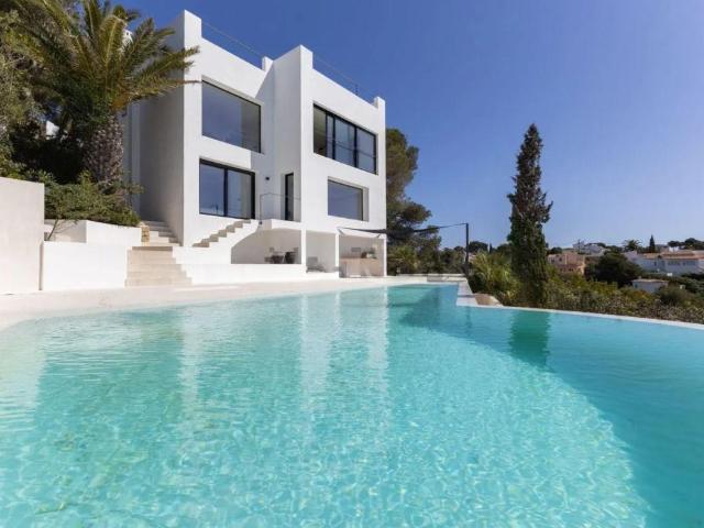 Bañada por la luz del sur y enmarcada por un azul infinito. 220m² Jávea Xabia