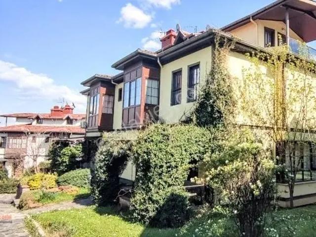 Beşevlerin En Güzel Yerinde Çamlıca Da Kiralık Villa