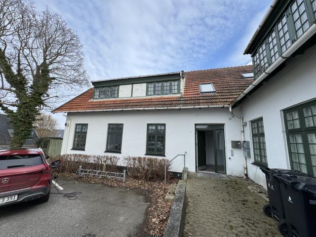 Åbent hus lørdag d. 11. April kl. 11:00 Unik og rummelig bolig i Hornbæk Stationsbygning 157 m² og 7 værelser