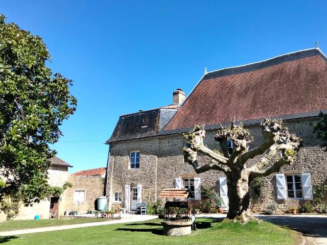 Beau Manoir Historique du 17ème Siècle, 5 Chambres, Environn. 299m² Pressac