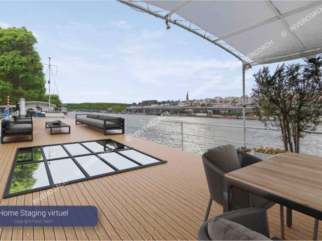 Beau bateau amarré le long d'une jolie berge