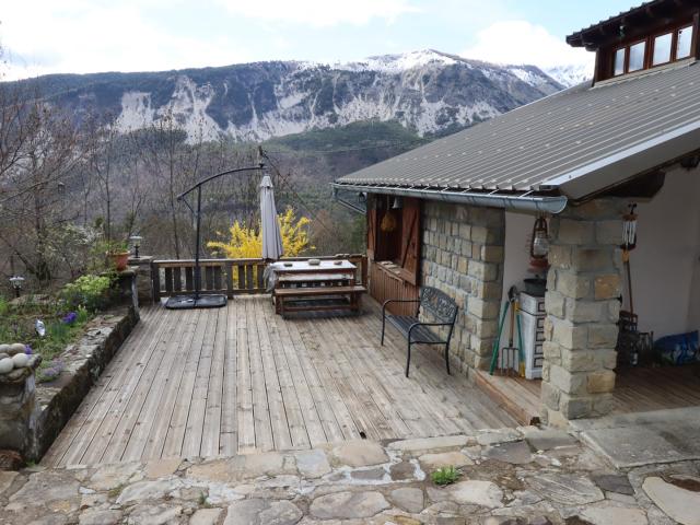 Beau chalet ensoleillé avec jardin fleuri