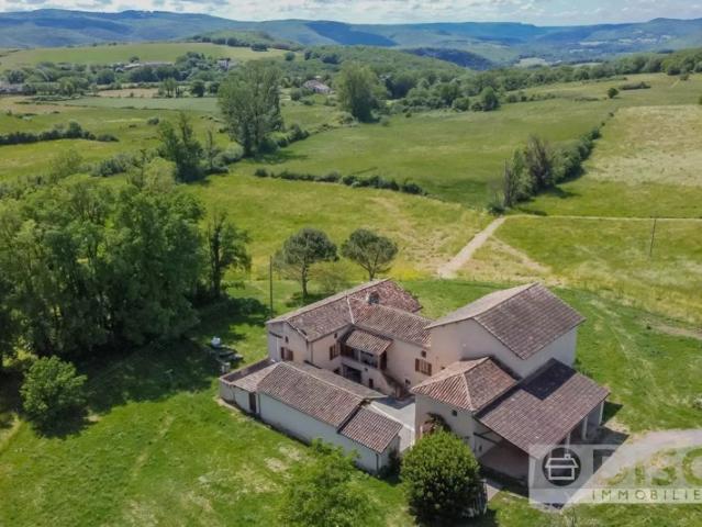 Beau corps de ferme avec cour interieure grand grange et 2,3 hectares de terrain