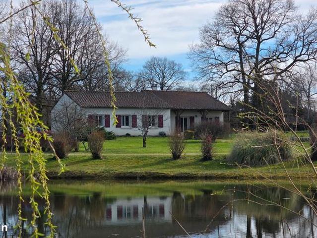 Beau corps de ferme avec pavillon, dépendances, plan d'eau, bâtiments et terres agricoles