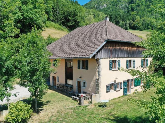Beau corps de ferme de 1900 transformé en habitation confortable au pied des Glières