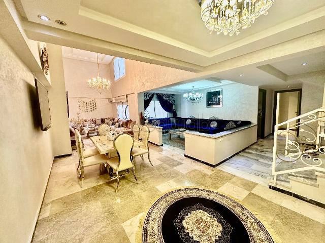 Beau duplex à vendre à Guéliz. Surface totale 198 m². Meublé