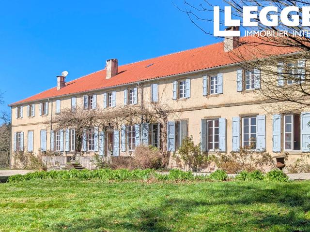 Beau domaine avec 6 logements, vaste terrain, idéal pour plusieurs familles, les chevaux, 15 mins de la ville