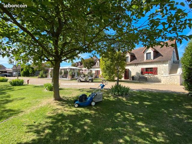 Beau domaine entièrement restauré, 698m2, 56 couchages au total, piscine, 2,73ha sud de Tours